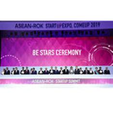 문재인 대통령과 아세안 정상들이 지난달 26일 부산 벡스코에서 열린 2019 한-아세안 특별 정상회의 ‘스타트업 서밋’ 행사에서 각국 스타트업 대표로부터 받은 별 모양의 조각을 포디움에 끼워 넣는 세리머니를 하고 있다. (사진=청와대)