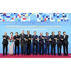 문재인 대통령이 지난 26일 오전 부산 벡스코에서 열린 2019 한-아세안 특별 정상회의에서 참석자들과 기념촬영을 하고 있다. 