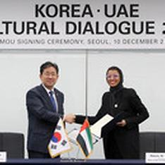 박양우 문화체육관광부 장관이 10일 서울 종로구 국립현대미술관 서울관 국제화상회의실에서 열린 ‘한-UAE 상호 문화교류의 해’ 업무협약식에서 누라 알 카비 아랍에미리트(UAE) 문화지식개발부 장관과 협약서에 서명한 뒤 악수를 하고 있다.