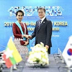 문재인 대통령과 아웅산 수치 미얀마 국가고문이 11월 26일 오후 부산 해운대 조선웨스틴호텔에서 양자회담을 하기 앞서 기념촬영을 하고 있다.