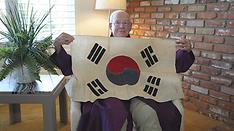 71년 전 한국 해병대원에게 받은 태극기를 들고 있는 짐 란츠 미국 참전용사 