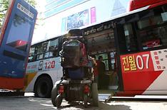 교통약자를 위한 교통이용편의 증진 위하여 장애인 특별 교통수단 도입 (장애인 버스타는 모습)