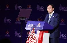 윤석열 대통령이 14일 인도네시아 발리 누사두아 컨벤션센터(BNDCC)에서 열린 ‘B20 서밋 인도네시아 2022’에서 ‘글로벌 복합위기 극복을 위한 기업의 역할, 그리고 디지털 전환 시대의 글로벌 협력’을 주제로 기조연설을 하고 있다.