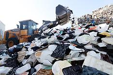 인천시 연수구 인천환경공단 송도자원회수센터에서 관계자가 장비를 이용해 일회용기 쓰레기를 쌓고 있다.