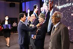 박민식 국가보훈처장이 지난달 30일 한국을 찾은 유엔참전용사들에게 평화의 사도메달을 수여하고 있다.