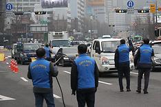 서울 세종대로에서 서울시 직원들이 운행차들의 배출가스 수시 점검을 하고 있다.