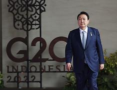 윤석열 대통령이 15일(현지시간) 인도네시아 발리 캠핀스키호텔에서 열린 주요 20개국(G20) 정상회의에 참석하기 위해 회의장으로 향하고 있다.