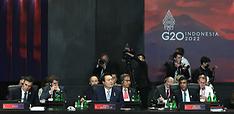 윤석열 대통령이 15일(현지시간) 인도네시아 발리 캠핀스키호텔에서 열린 주요 20개국(G20) 정상회의 첫 번째 세션(식량·에너지·안보)에 참석하고 있다. 