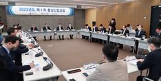이창양 산업통상자원부 장관이 13일 오후 서울 삼성동 무역협회에서 열린 2023년 제1차 통상산업포럼을 주재하고 있다.  
