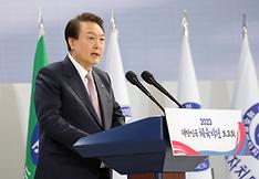 윤석열 대통령이 14일 충북 진천선수촌에서 열린 2023 대한민국 체육비전 보고회에서 축사를 하고 있다. 