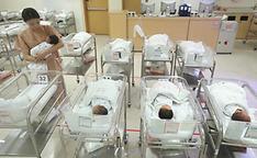 병원 신생아실에서 간호사들이 신생아들을 돌보고 있다. (ⓒ뉴스1, 무단 전재-재배포 금지)
