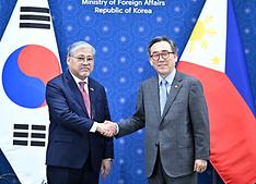 Minister of Foreign Affairs Cho Tae-yul (right) on Aug. 7 shakes hands with Philippine Secretary of Foreign Affairs Enrique Manalo at Government Complex-Seoul in the capital's Jongno-gu District. (Ministry of Foreign Affairs)