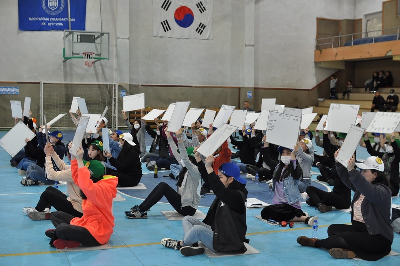 <열성적으로 퀴즈에 답하는 참가자들 - 출처 : 주몽골대한민국대사관 페이스북 페이지>