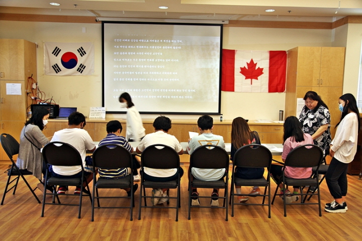 ['그날의 함성을 잊지 않겠습니다' 수업 중에서 3.1 독립선언문을 적고 있는 학생들, 사진: 통신원]