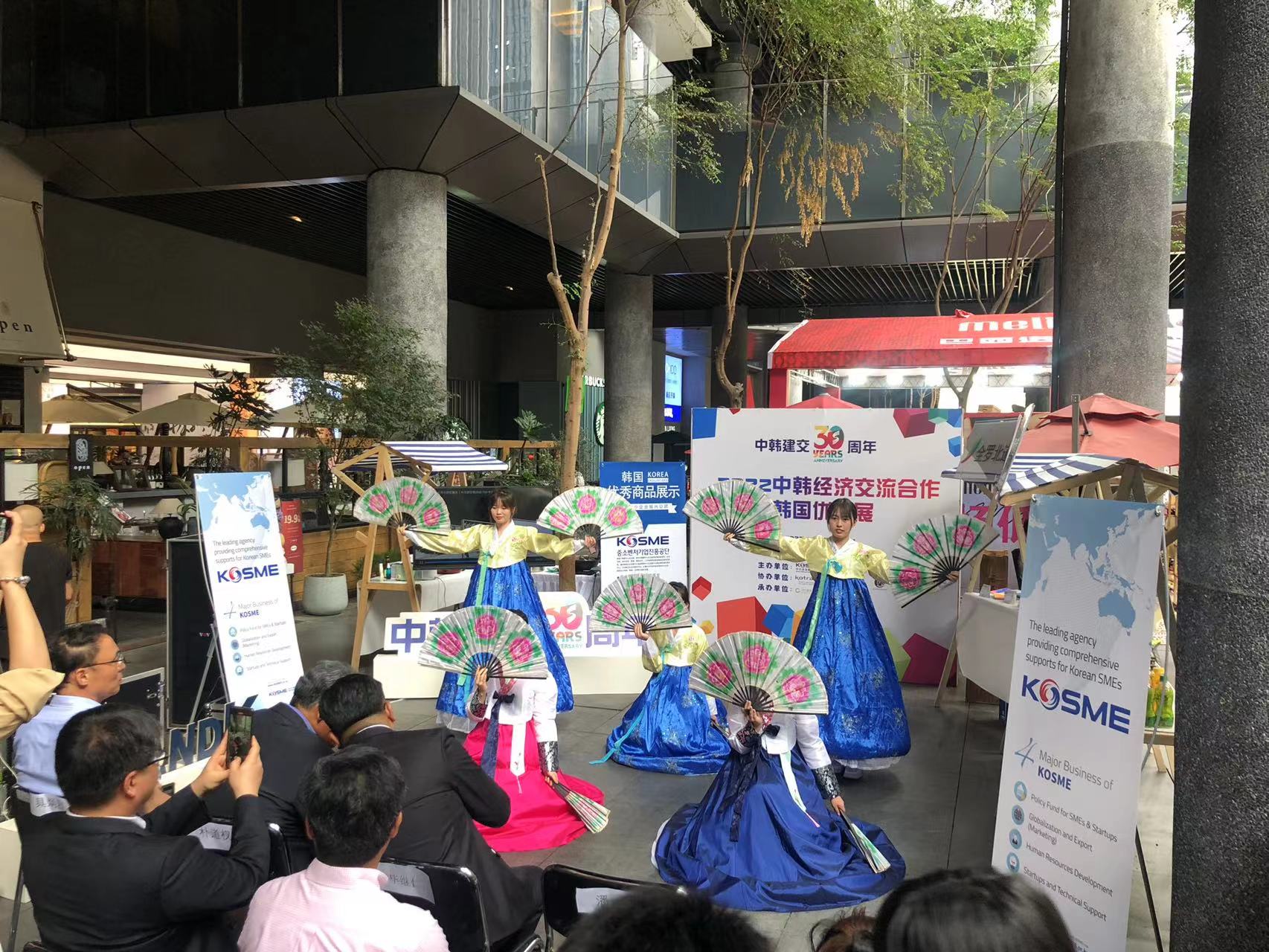 <쓰촨외국어대학 댄스 동아리 학생들의 댄스 공연(좌)과 쓰촨외국어대학 학국어과 학생들의 한국 전통 무용 공연(우) - 출처: 통신원 촬영>