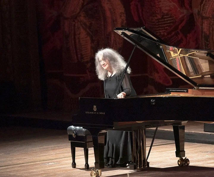 < 관객들에게 인사하고 있는 마르타 아르헤리치(Martha Argerich) - 출처: 콜론극장 제공(Arnaldo Colombaroli) >