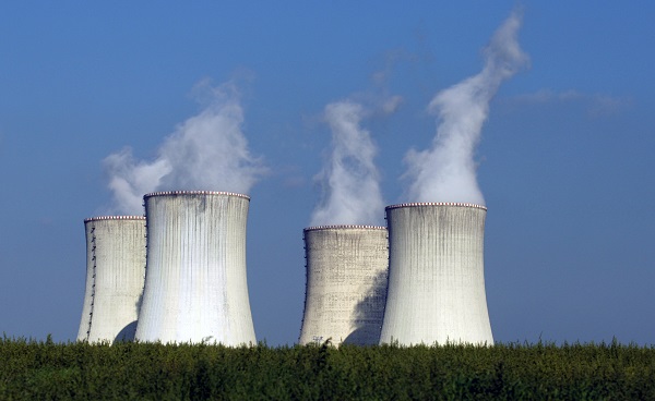 지난 2011년 9월 27일(현지시간) 체코 두코바니의 원자력 발전소 4개 냉각탑에서 수증기가 솟아오르는 모습. (사진=저작권자(c) AP=연합뉴스, 무단 전재-재배포 금지)