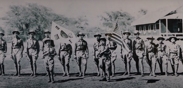 @ 한국학연구소 50주년 행사장에는 지난 1903년 하와이에 첫발을 내디뎠던 한인 선조들의 이민 역사를 기억하는 다양한 자료와 사진들이 공개돼 방문객들에게 뜻깊은 기억을 선사했다는 평가를 받았다.