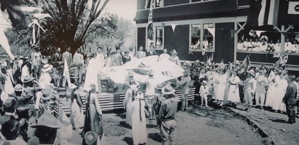 @ 한국학연구소 50주년 행사장에는 지난 1903년 하와이에 첫발을 내디뎠던 한인 선조들의 이민 역사를 기억하는 다양한 자료와 사진들이 공개돼 방문객들에게 뜻깊은 기억을 선사했다는 평가를 받았다.