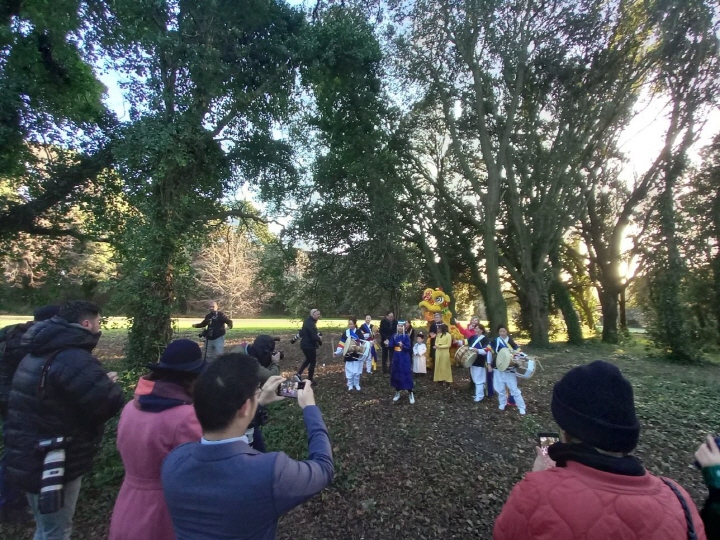 [St. Anne’s park에서 진행된 음력설 홍보 영상 촬영 현장. 권기환 주아일랜드 대사를 비롯해 한국 전통 사물놀이팀이 대한민국 대표로 참석했다. 사진 제공: 주아일랜드 대사관]