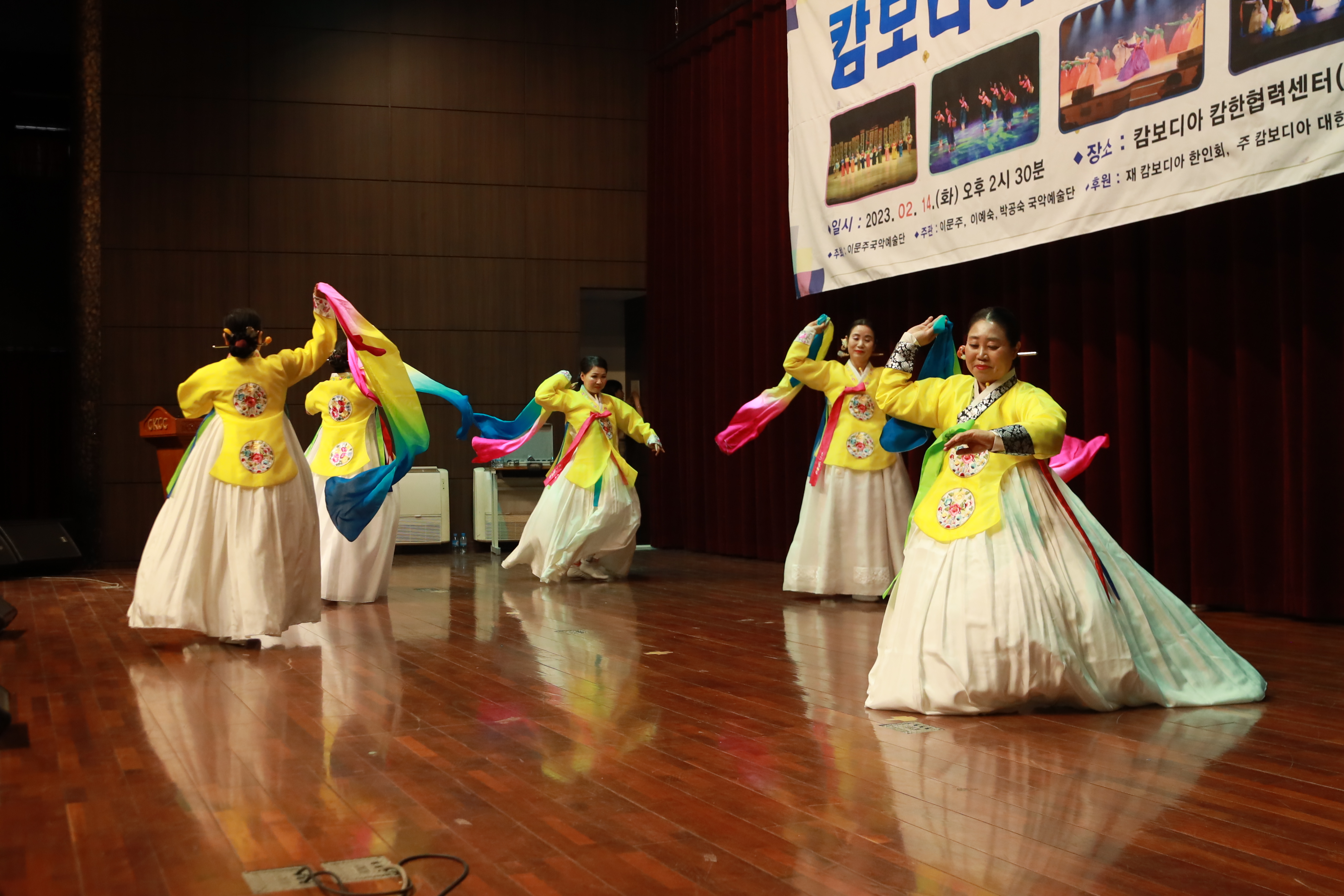 < 이문주 국악예술단의 공연, 아리랑을 전통무용으로 연출한 작품 - 출처: 통신원 촬영 >