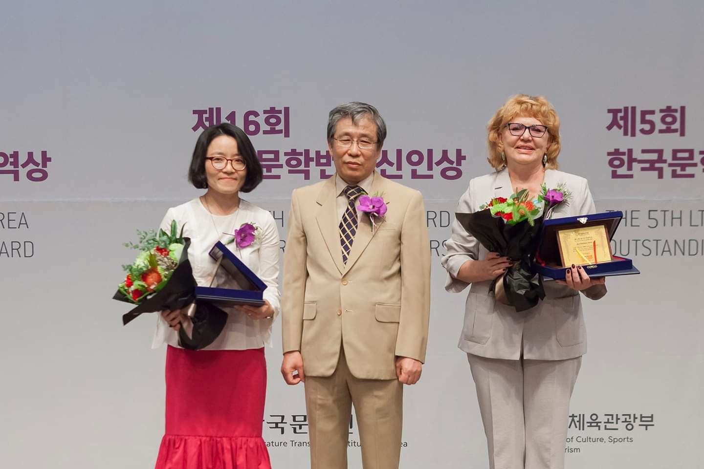 [이십년지기 공역자와 함께 한국문학 번역상을 받은 승주연 문학번역가]