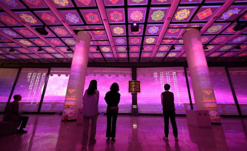 국립중앙도서관에서 열린 신기술 융합 콘텐츠 체험공간인 ‘열린마당 실감체험관’ 공개 행사에서 참석자들이 한국 고전문학을 현대적으로 재해석한 'K-문학의 재발견: 관동별곡' 미디어아트를 관람하고 있다.(ⓒ뉴스1, 무단 전재-재배포 금지)