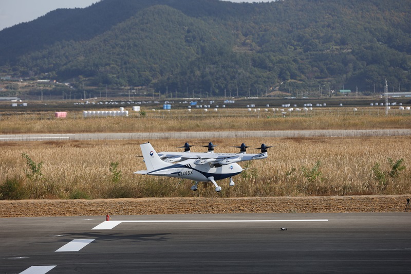 지난해 11월 3일 전남 고흥군에서 열린 '한국형 도심항공교통(K-UAM)' 그랜드챌린지 공개 비행 시연 행사에서 국내 기술로 개발된 자율비행 개인항공기(오파브·OPPAV)가 이륙하고 있는 모습. (사진=국토교통부)