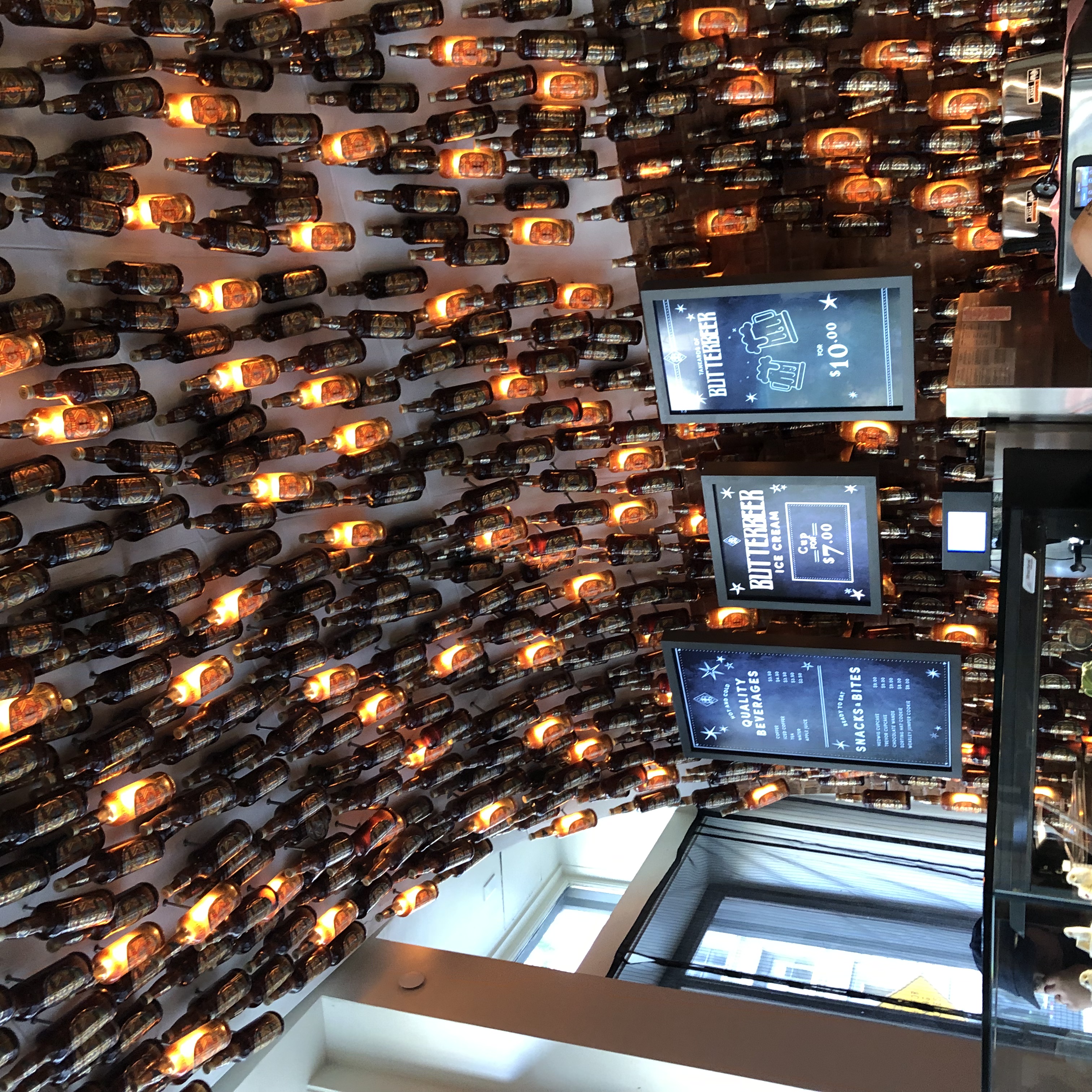 < 지난 3년간 꾸준히 방문객들이 찾는 맨해튼의 '해리포터 스토어'에서는 다양한 상품과 식품을 판매한다 - 출처: 통신원 촬영 >