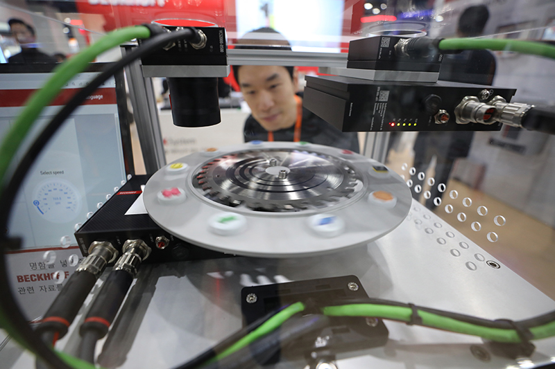 서울 강남구 삼성동 코엑스에서 열린 반도체 박람회 ‘세미콘 코리아2024’를 찾은 관람객들이 전시부스를 살펴보고 있다. (ⓒ뉴스1, 무단 전재-재배포 금지)