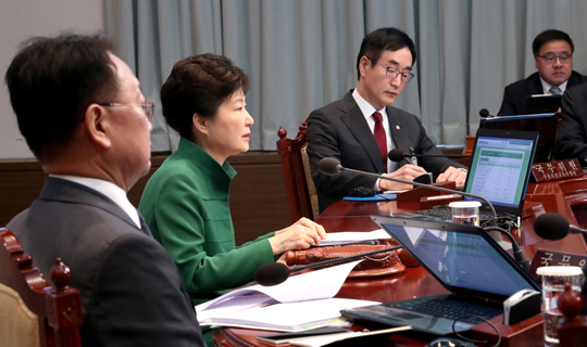 박근혜 대통령이 11일 오전 청와대-세종청사 간 영상국무회의에서 발언하고 있다. (사진=저작권자(c) 연합뉴스, 무단 전재-재배포 금지)