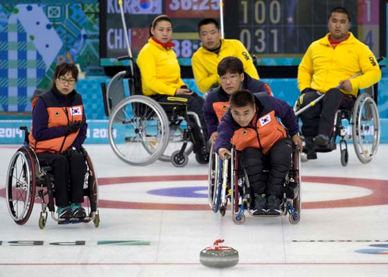2014 소치 동계패럴림픽 중국과의 경기에서 스톤을 투구하고 있는 모습