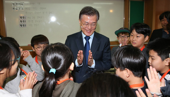 문 대통령이 대선 후보 때인 지난 3월22일 서울 영등포구 대영초등학교를 찾아 학생들과 인사를 하고 있다