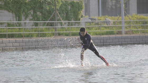 호수 위를 내달리는 스피드 스케이트 선수